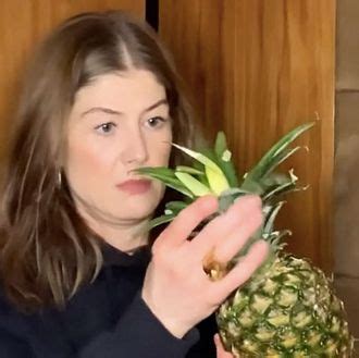 Rosamund Pike Thumbs Pineapple Butt Plug on Instagram:。